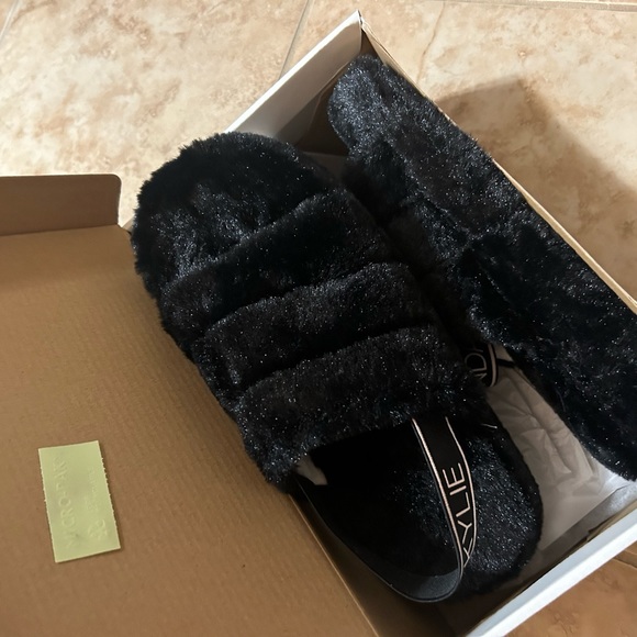 Kendall & Kylie Slippers - Picture 2 of 3